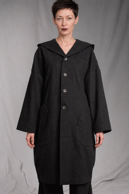 eigensinnig wien | Salzzähler | Schwarzer Designer-Oversize-Mantel mit Kapuze aus japanischem Wollmix