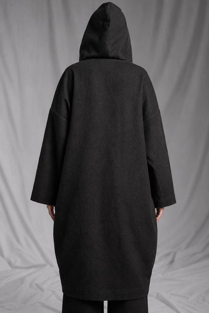 eigensinnig wien | Salzzähler | Schwarzer Designer-Oversize-Mantel mit Kapuze aus japanischem Wollmix