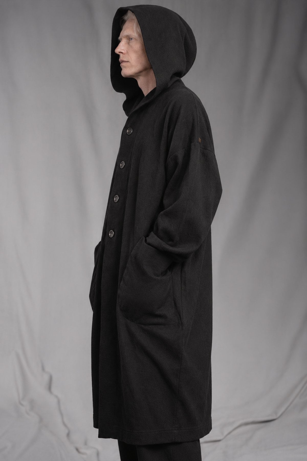 eigensinnig wien | Salzzähler | Schwarzer Designer-Oversize-Mantel mit Kapuze aus japanischem Wollmix