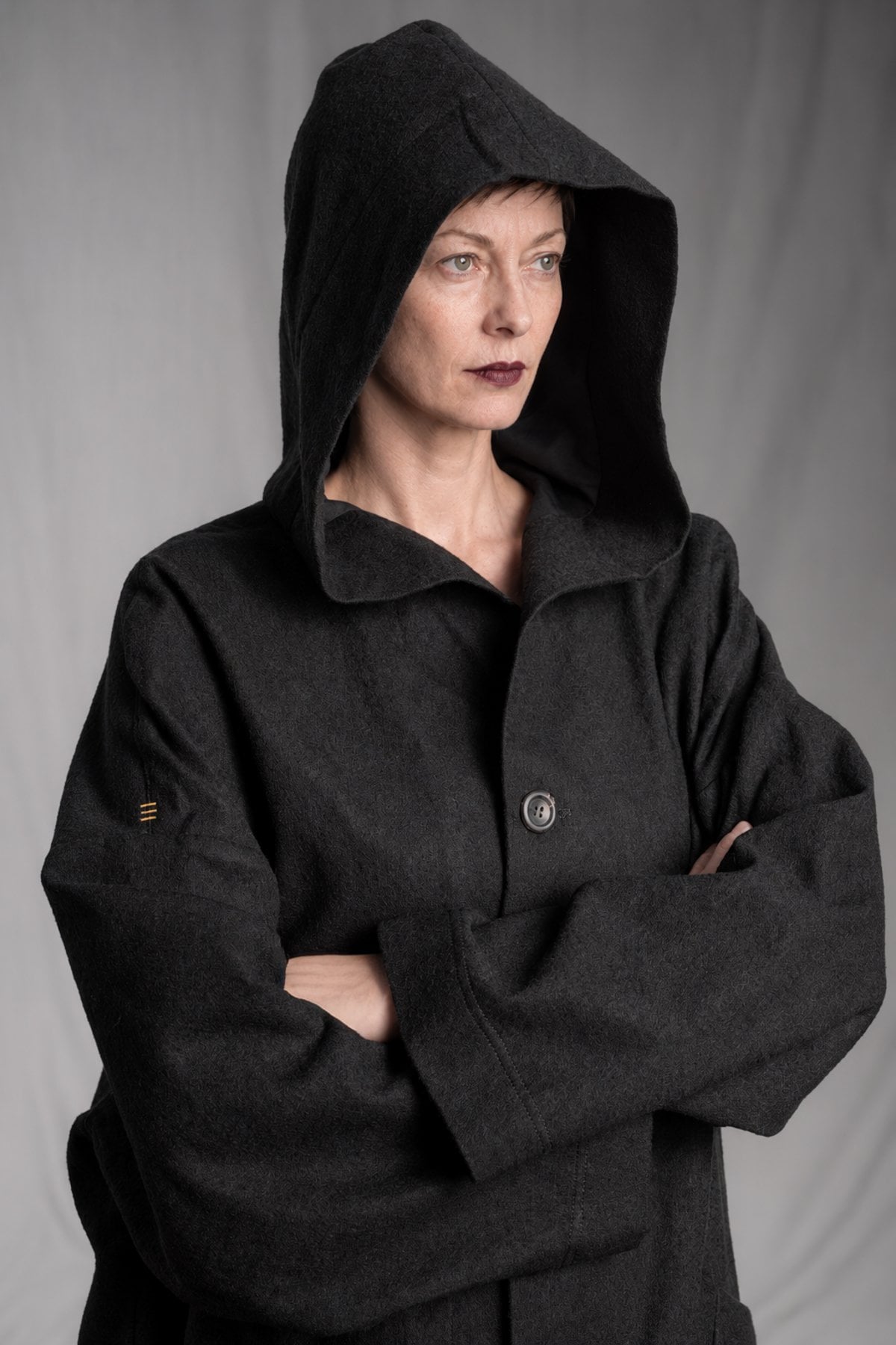 eigensinnig wien | Salzzähler | Schwarzer Designer-Oversize-Mantel mit Kapuze aus japanischem Wollmix