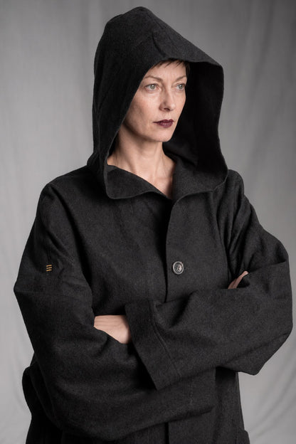eigensinnig wien | Salzzähler | Schwarzer Designer-Oversize-Mantel mit Kapuze aus japanischem Wollmix
