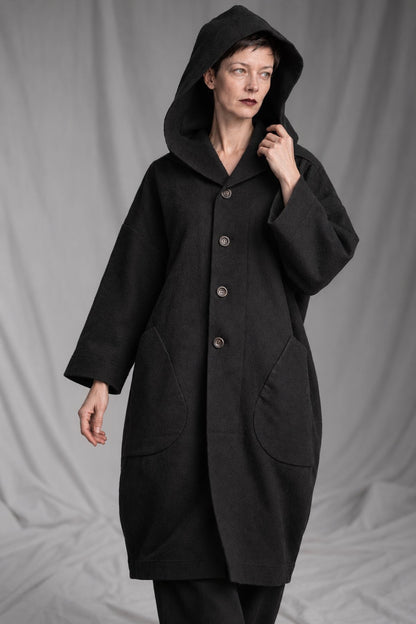 eigensinnig wien | Salzzähler | Schwarzer Designer-Oversize-Mantel mit Kapuze aus japanischem Wollmix