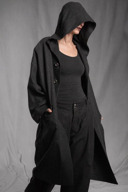 eigensinnig wien | Salzzähler | Schwarzer Designer-Oversize-Mantel mit Kapuze aus japanischem Wollmix