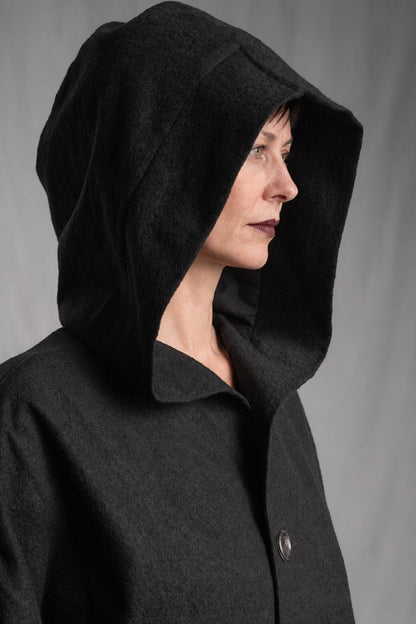 eigensinnig wien | Salzzähler | Schwarzer Designer-Oversize-Mantel mit Kapuze aus japanischem Wollmix