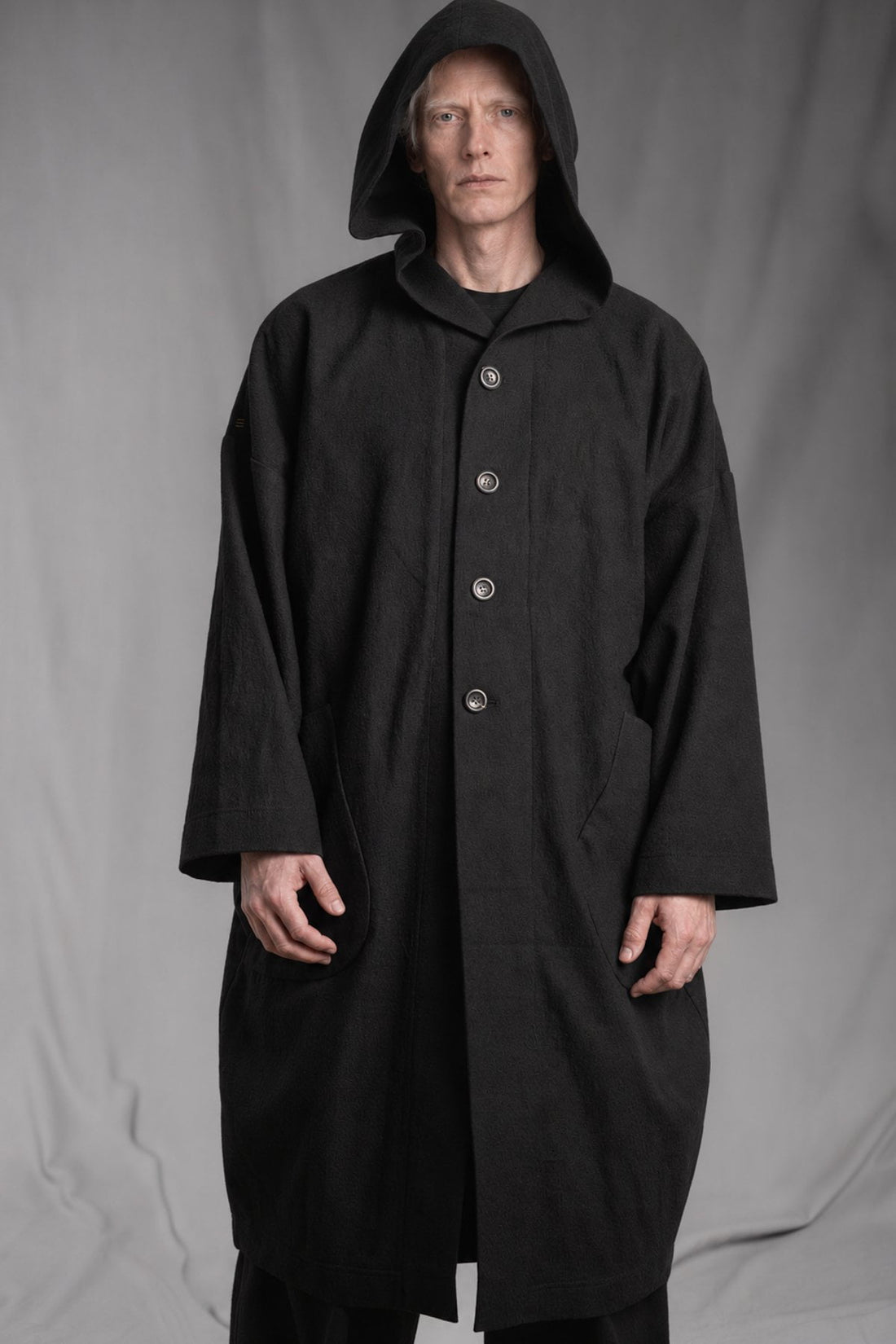 eigensinnig wien | Salzzähler | Schwarzer Designer-Oversize-Mantel mit Kapuze aus japanischem Wollmix