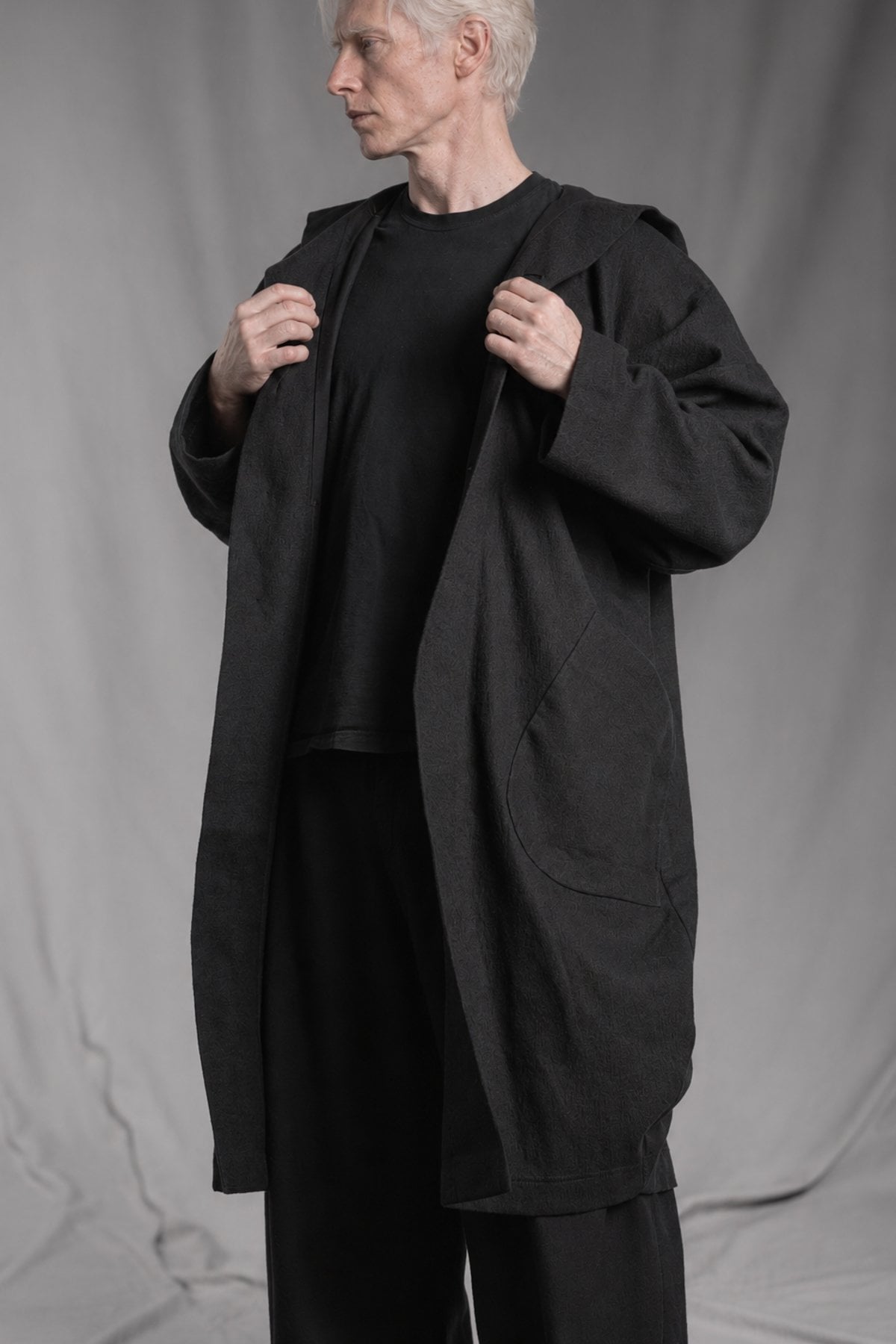 eigensinnig wien | Salzzähler | Schwarzer Designer-Oversize-Mantel mit Kapuze aus japanischem Wollmix