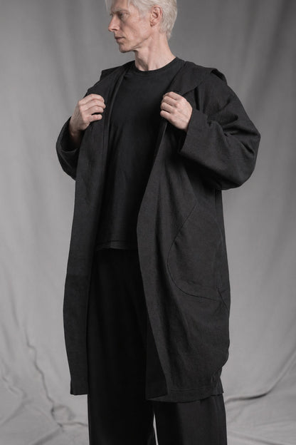 eigensinnig wien | Salzzähler | Schwarzer Designer-Oversize-Mantel mit Kapuze aus japanischem Wollmix
