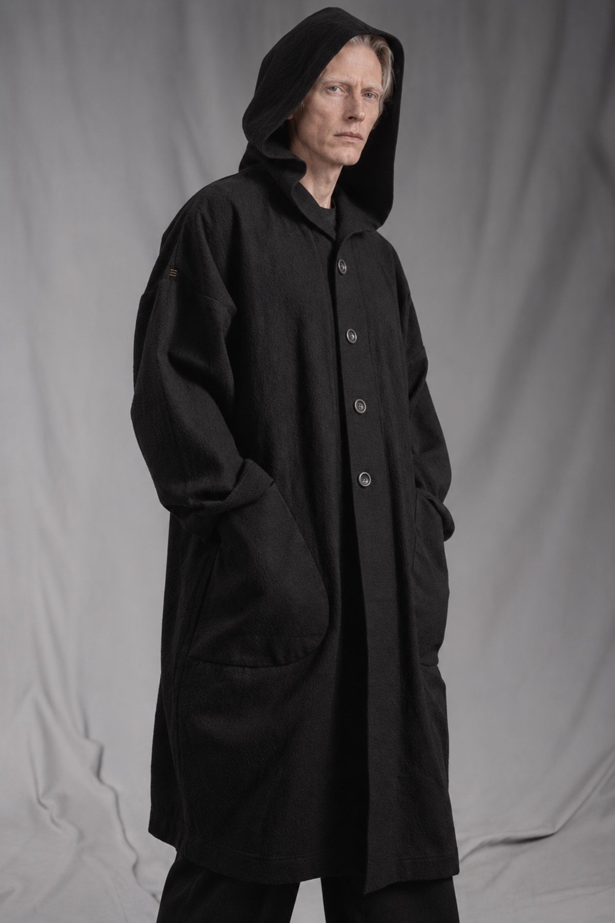 eigensinnig wien | Salzzähler | Schwarzer Designer-Oversize-Mantel mit Kapuze aus japanischem Wollmix