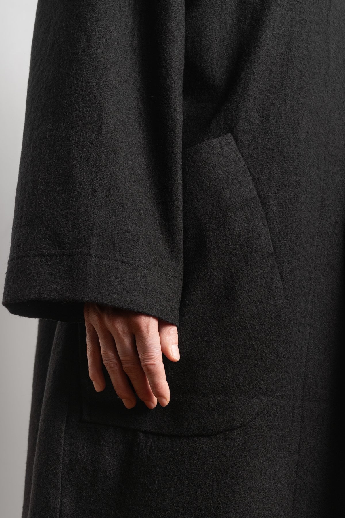 eigensinnig wien | Salzzähler | Schwarzer Designer-Oversize-Mantel mit Kapuze aus japanischem Wollmix