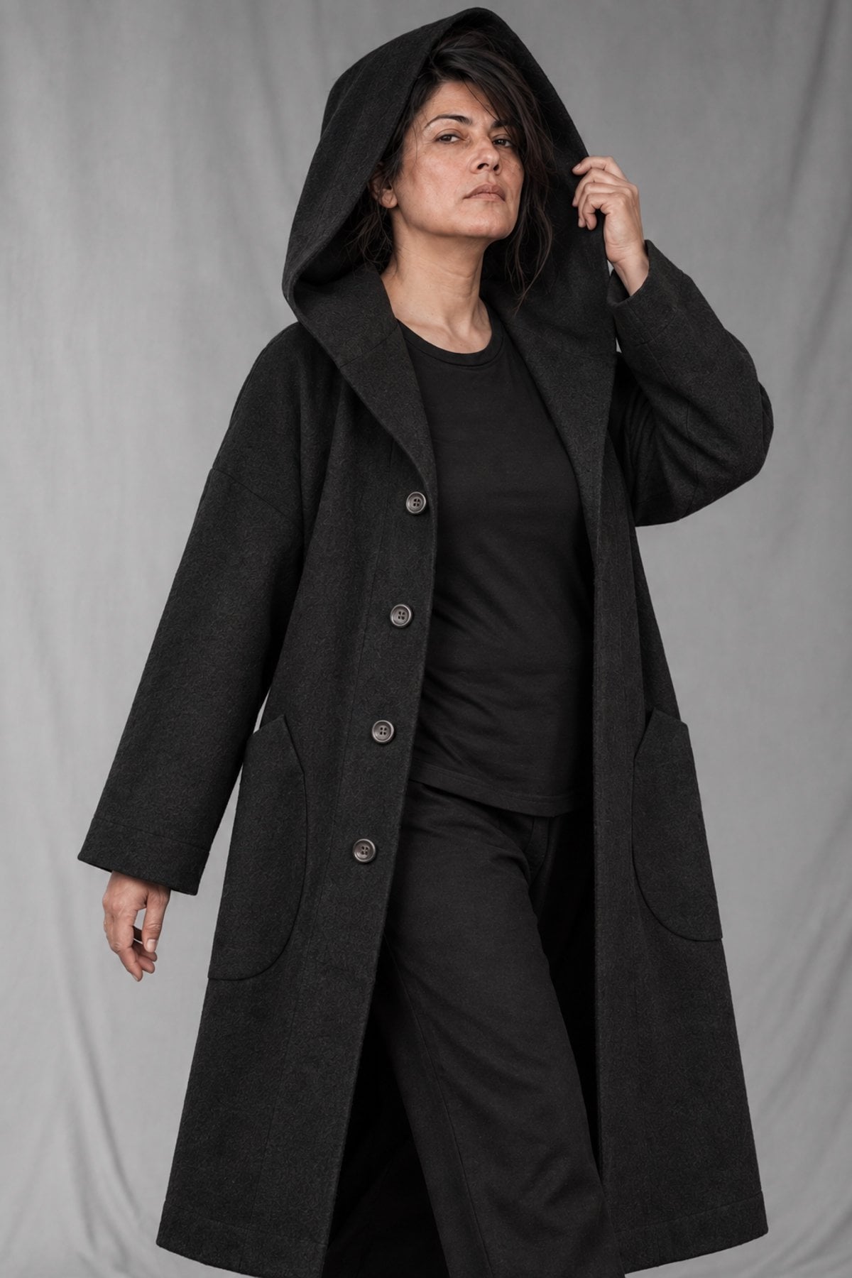 eigensinnig wien | Salzzähler | Schwarzer Designer-Oversize-Mantel mit Kapuze aus japanischem Wollmix
