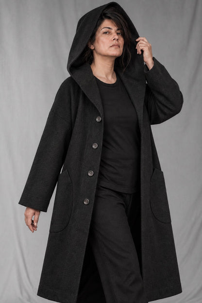 eigensinnig wien | Salzzähler | Schwarzer Designer-Oversize-Mantel mit Kapuze aus japanischem Wollmix