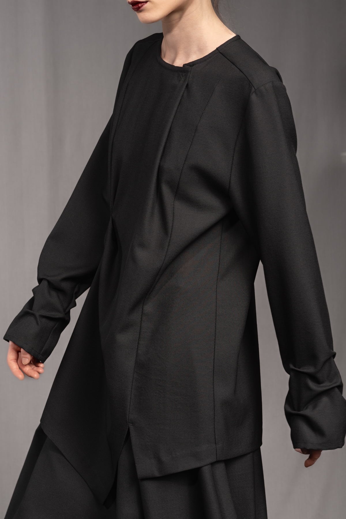 eigensinnig wien | Samain | Asymmetrisches Draped Layered Damen Langarmtop aus exklusiver Twill-Wolle in Schwarz