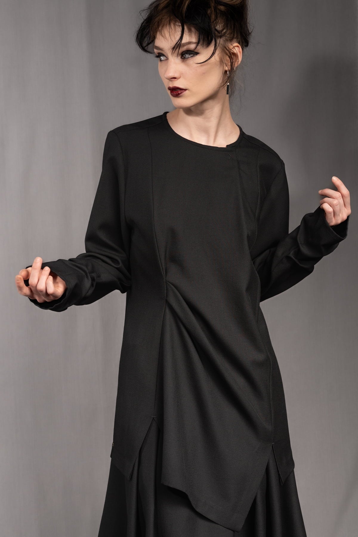 eigensinnig wien | Samain | Asymmetrisches Draped Layered Damen Langarmtop aus exklusiver Twill-Wolle in Schwarz
