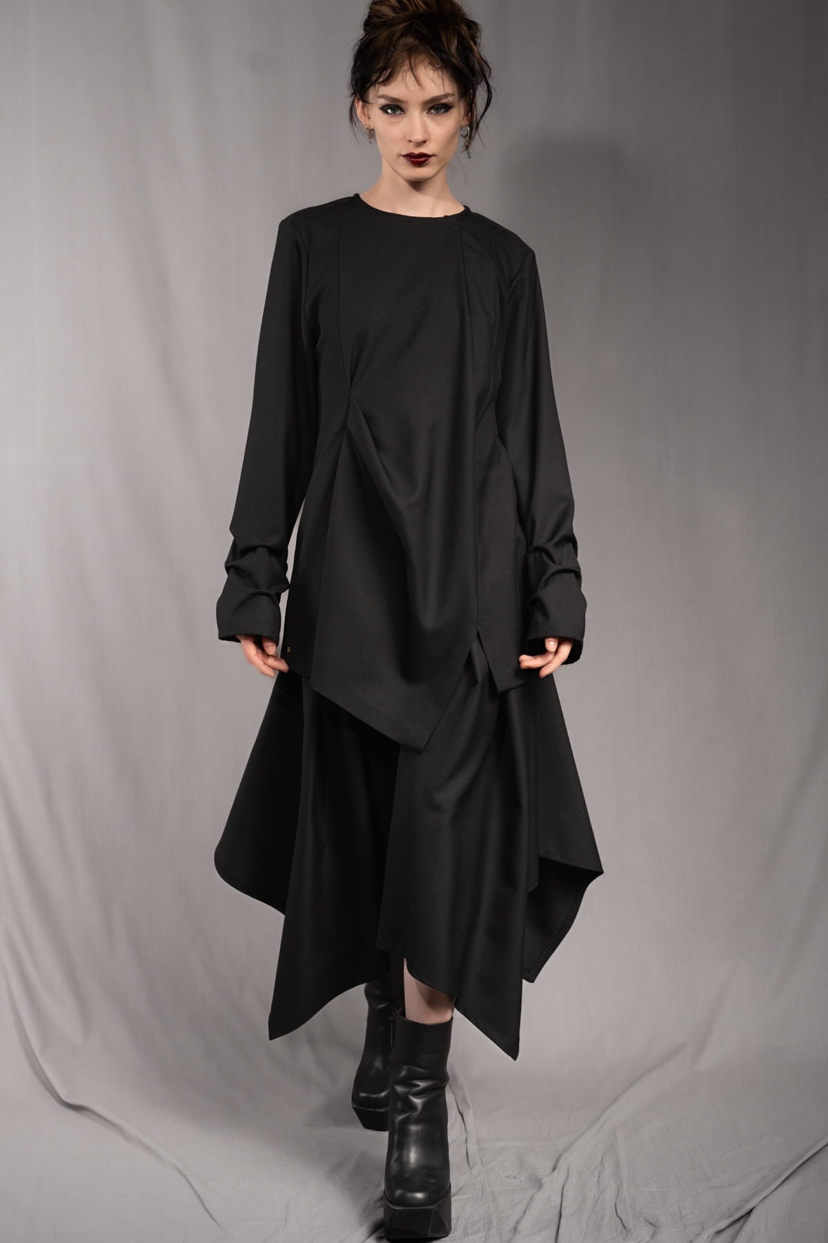 eigensinnig wien | SamBac | Schwarzes Dark-Elegance-Outfit aus Langarmtop und Midirock in Twill-Wolle