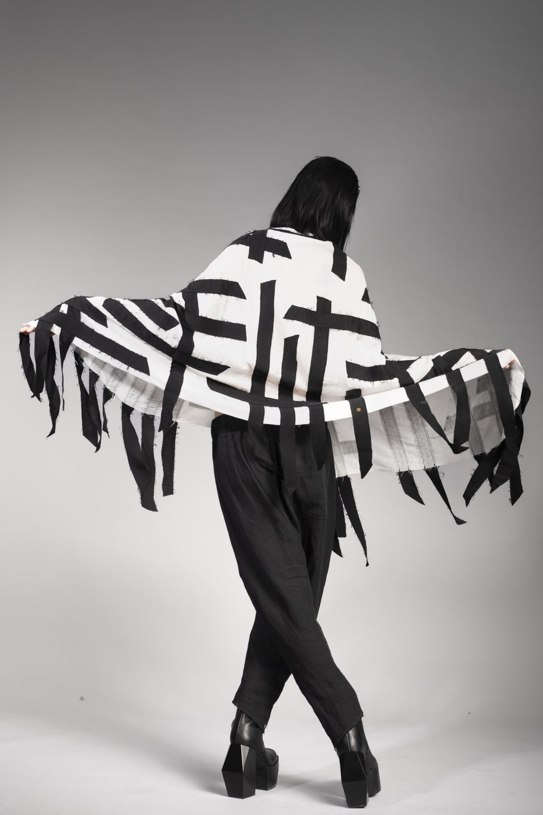 eigensinnig wien | Seattle | Extravaganter, großer Designer Schal im eleganten Grunge Style