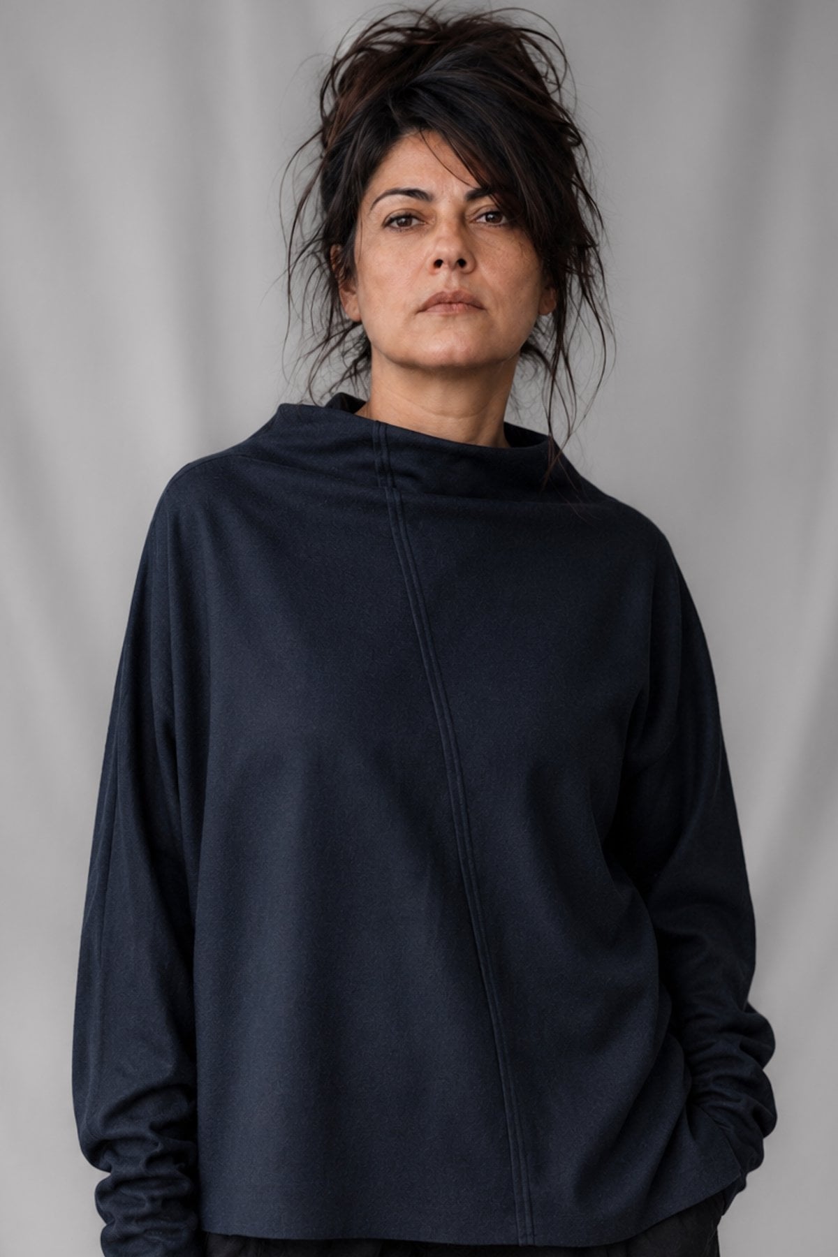 eigensinnig wien | Shikumen | Nachtblauer Oversize Designer-Pullover aus hochwertiger Schurwolle
