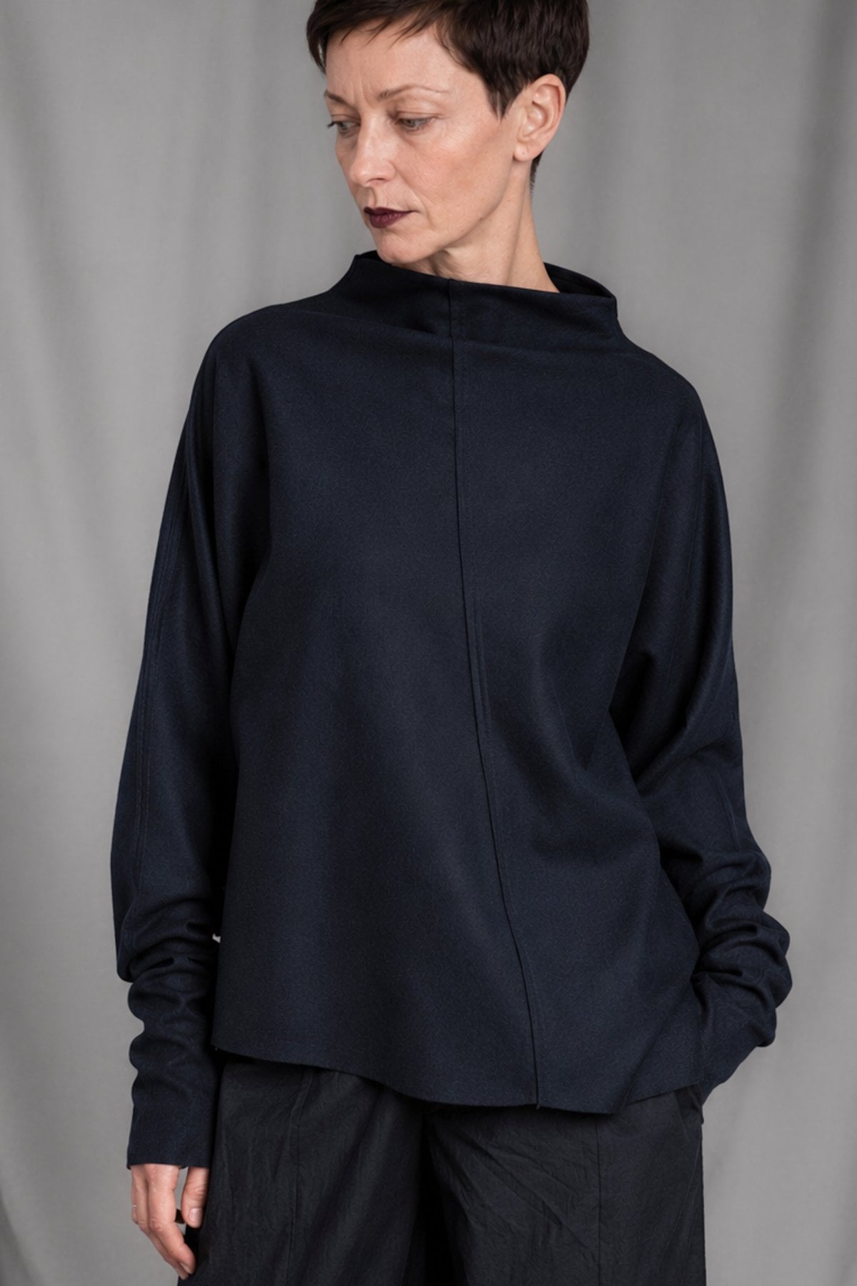 eigensinnig wien | Shikumen | Nachtblauer Oversize Designer-Pullover aus hochwertiger Schurwolle