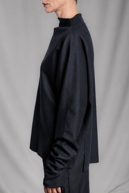 eigensinnig wien | Shikumen | Nachtblauer Oversize Designer-Pullover aus hochwertiger Schurwolle