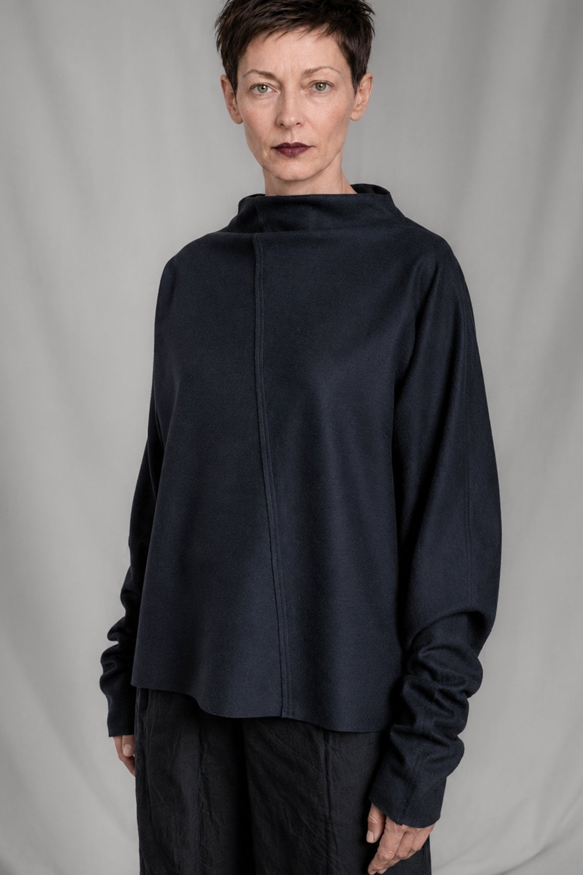 eigensinnig wien | Shikumen | Nachtblauer Oversize Designer-Pullover aus hochwertiger Schurwolle