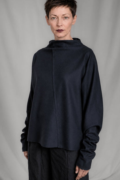 eigensinnig wien | Shikumen | Nachtblauer Oversize Designer-Pullover aus hochwertiger Schurwolle