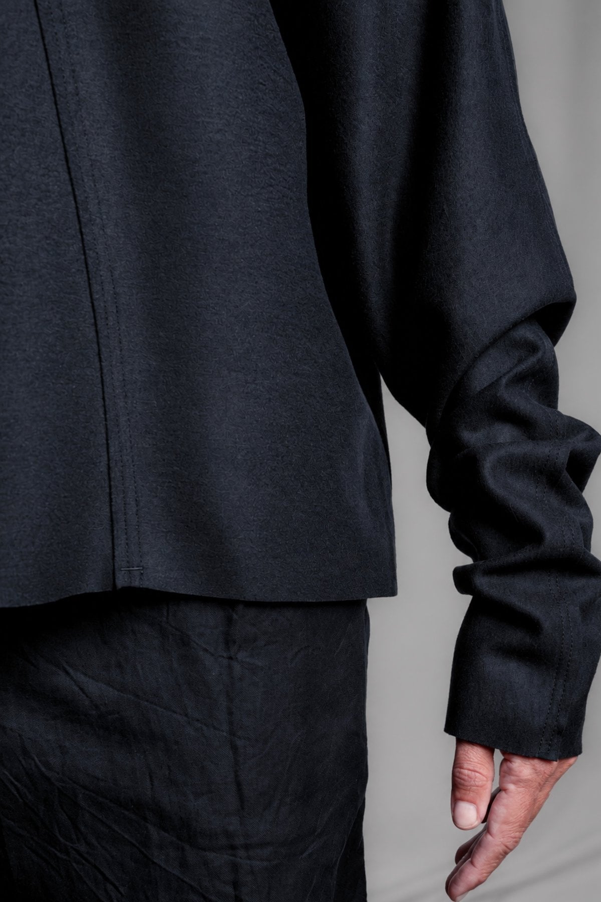 eigensinnig wien | Shikumen | Nachtblauer Oversize Designer-Pullover aus hochwertiger Schurwolle