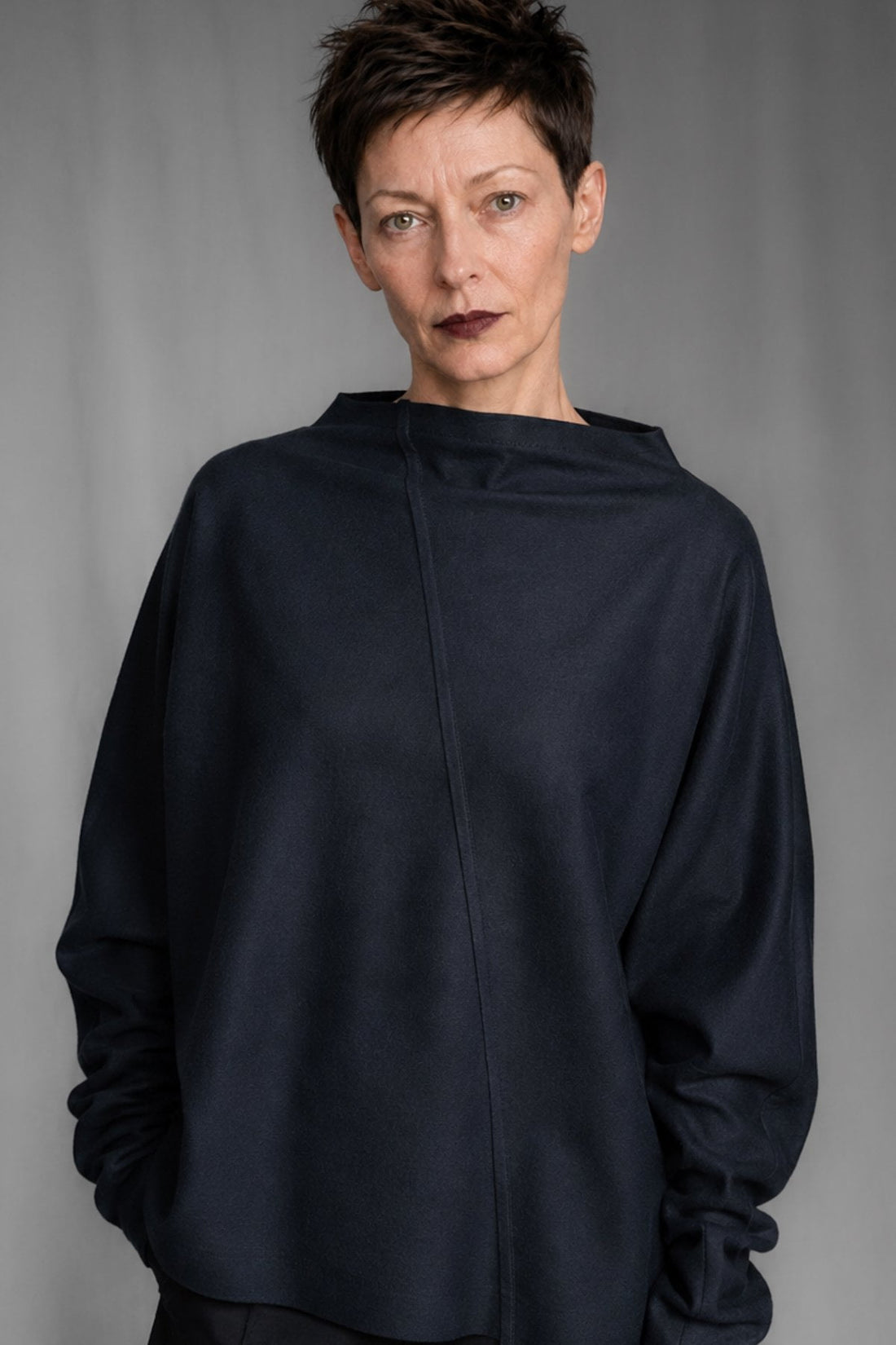 eigensinnig wien | Shikumen | Nachtblauer Oversize Designer-Pullover aus hochwertiger Schurwolle