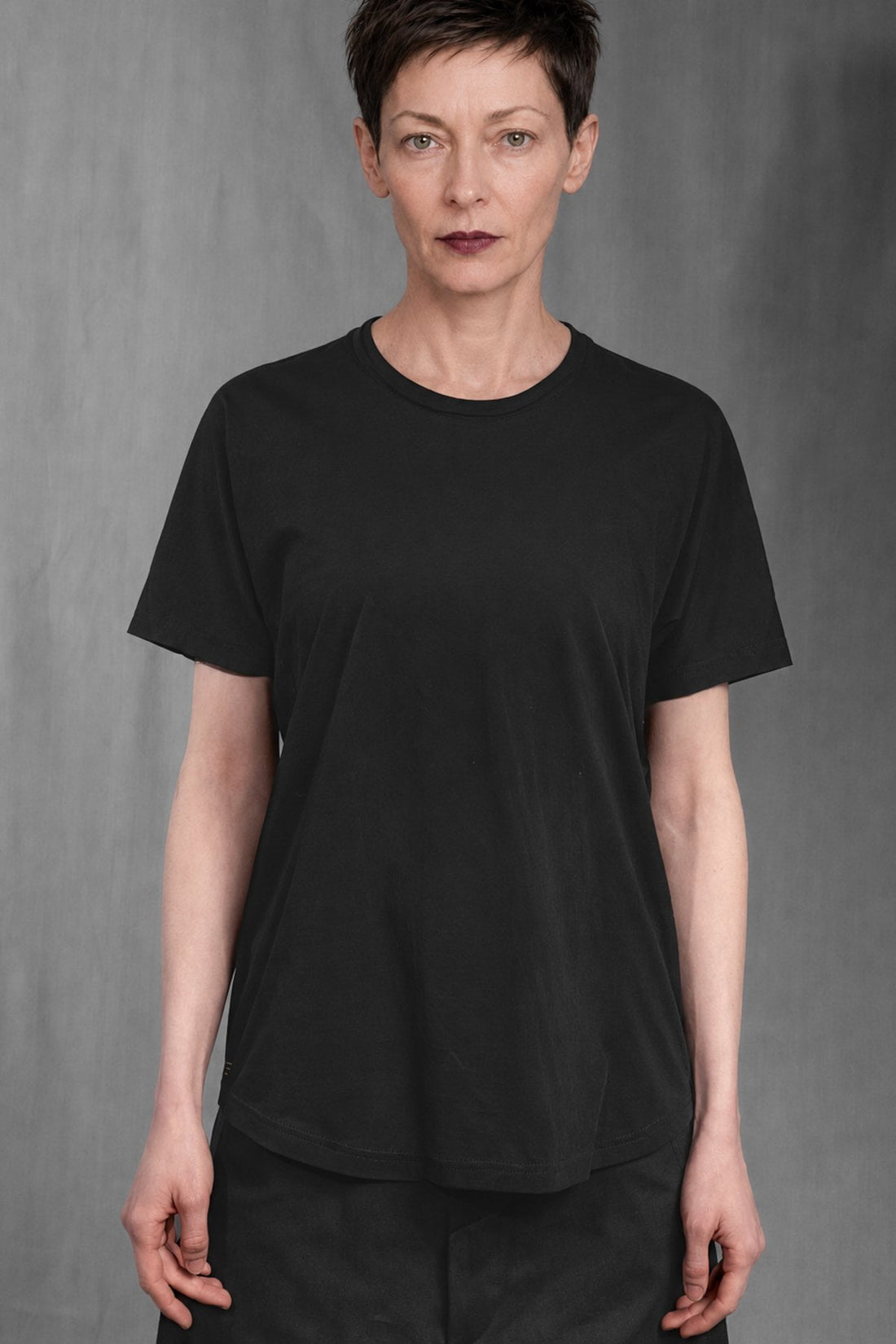 eigensinnig wien | Simandl | Schwarzes, Minimalistisches Designer T-Shirt aus feiner Baumwolle