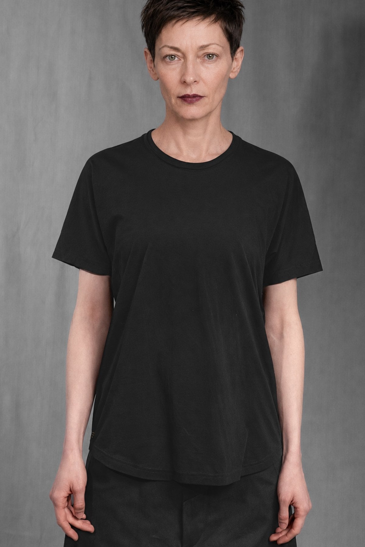 eigensinnig wien | Simandl | Schwarzes, Minimalistisches Designer T-Shirt aus feiner Baumwolle