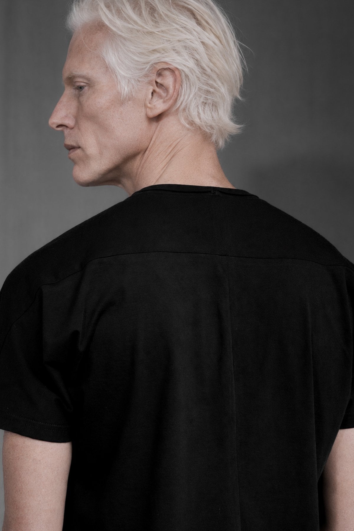 eigensinnig wien | Simandl | Schwarzes, Minimalistisches Designer T-Shirt aus feiner Baumwolle