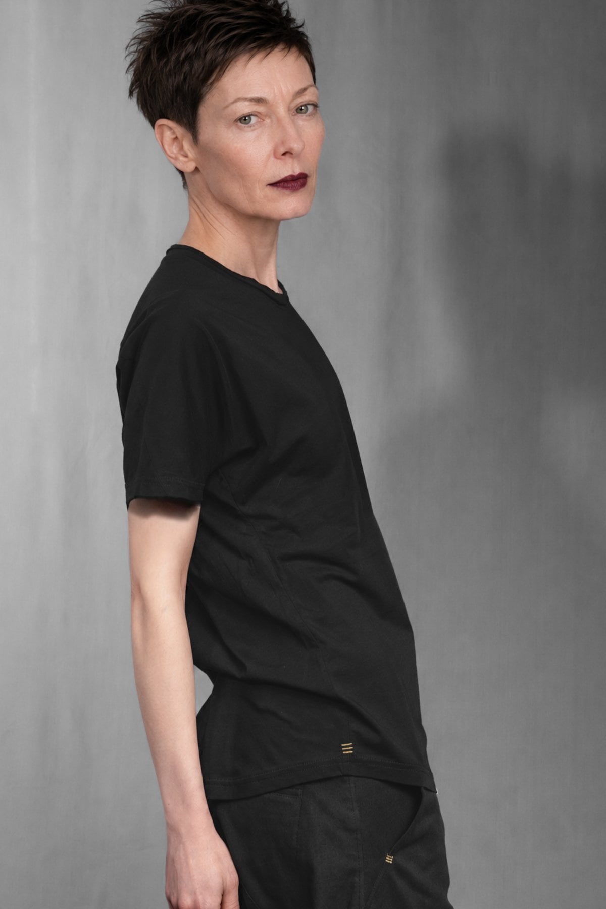 eigensinnig wien | Simandl | Schwarzes, Minimalistisches Designer T-Shirt aus feiner Baumwolle