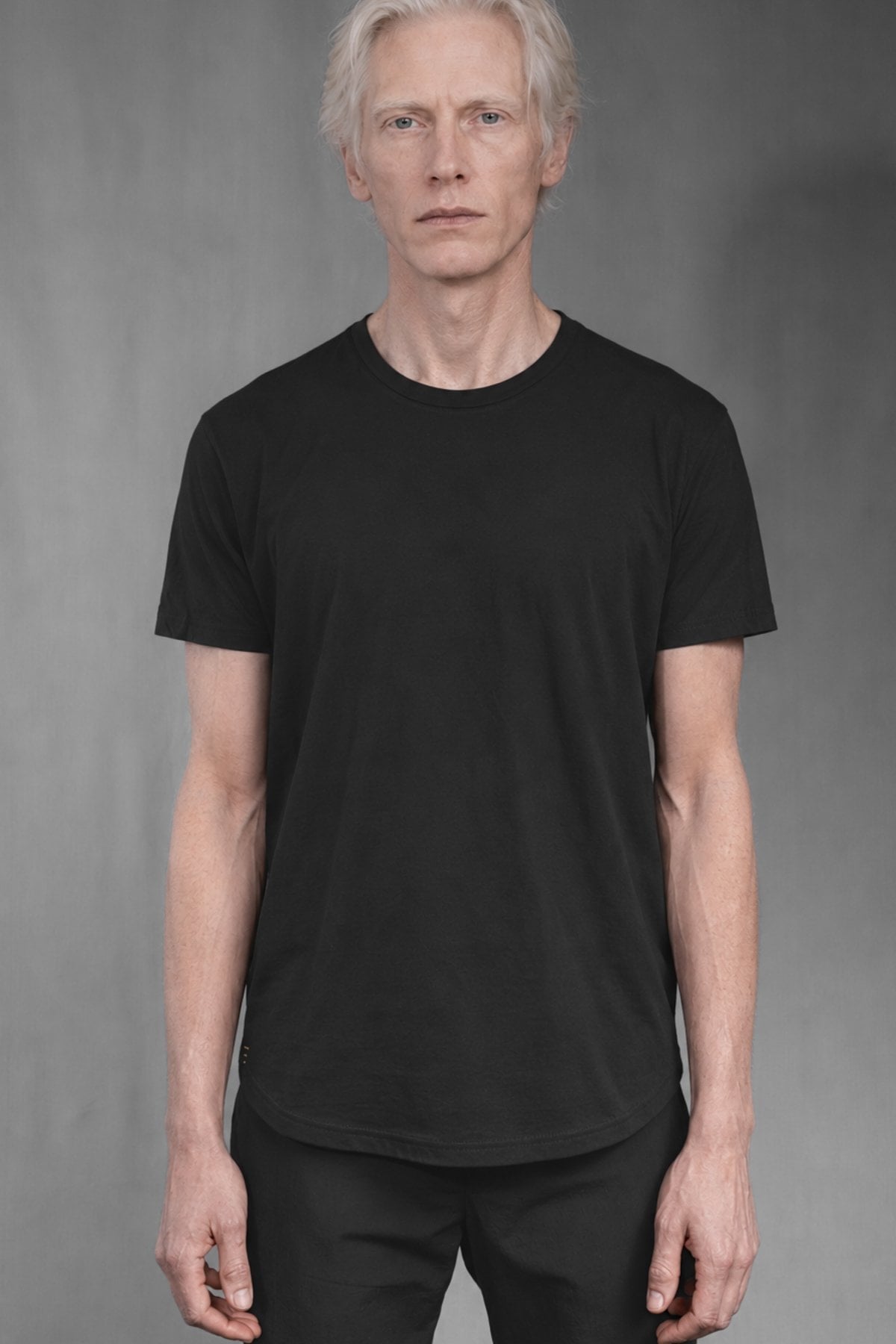 eigensinnig wien | Simandl | Schwarzes, Minimalistisches Designer T-Shirt aus feiner Baumwolle