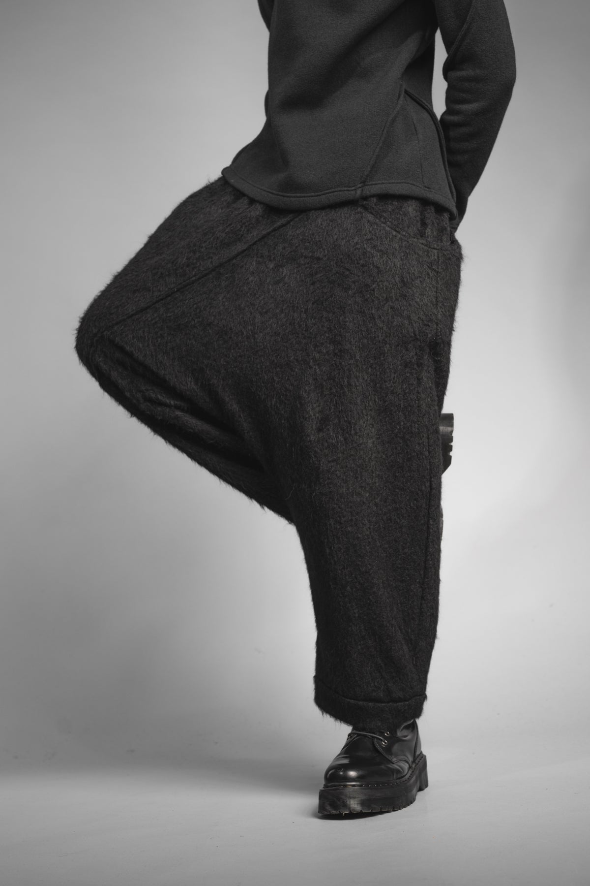 eigensinnig wien | Sloterdijk | Außergewöhnliche Designer Flausch-Haremshose in Schwarz