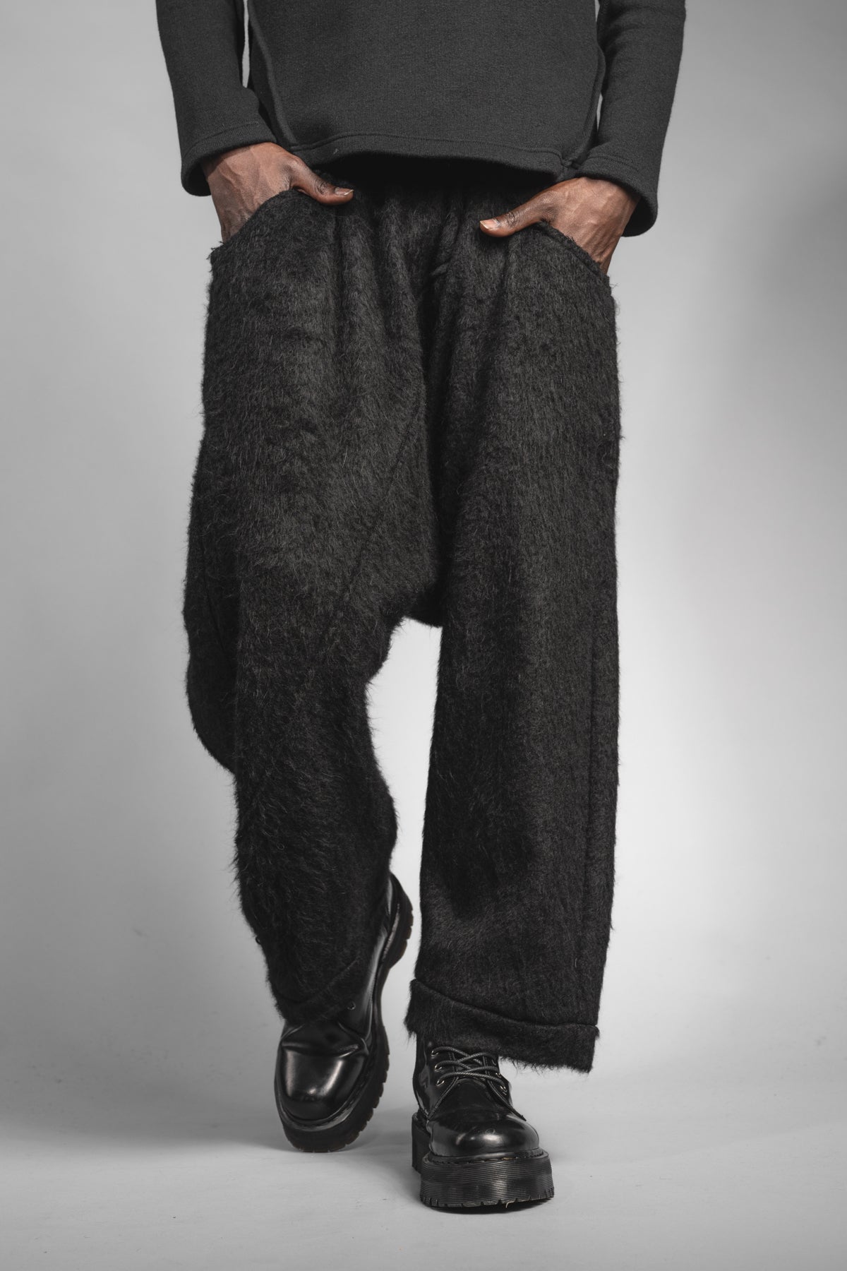 eigensinnig wien | Sloterdijk | Außergewöhnliche Designer Flausch-Haremshose in Schwarz