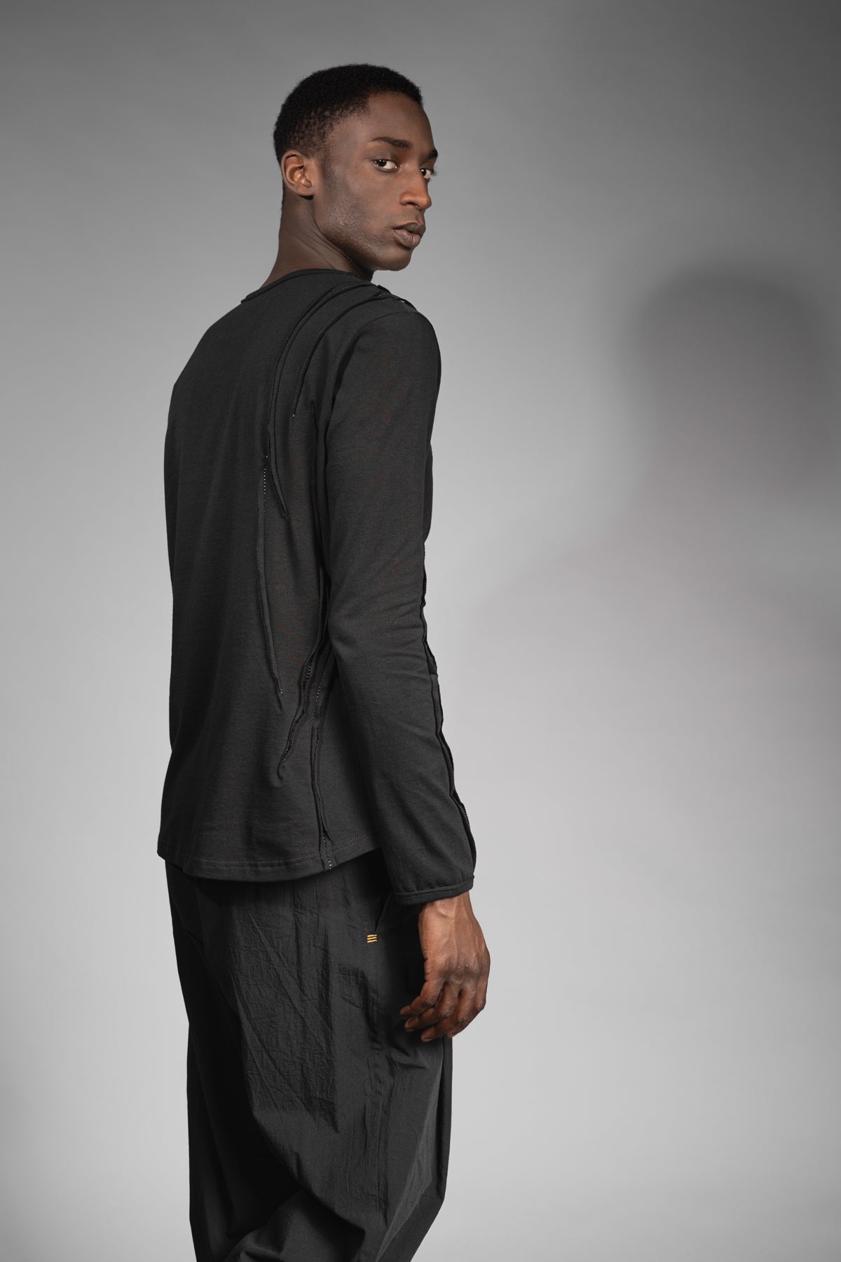 eigensinnig wien | Snark | Schwarzer Distressed-Pullover aus hochwertiger Feinstrick-Baumwolle aus Japan