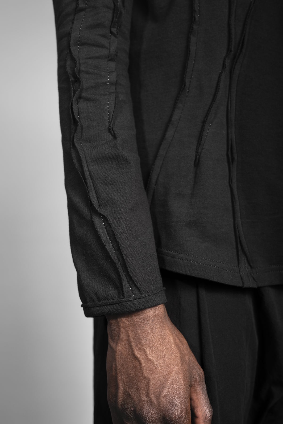 eigensinnig wien | Snark | Schwarzer Distressed-Pullover aus hochwertiger Feinstrick-Baumwolle aus Japan