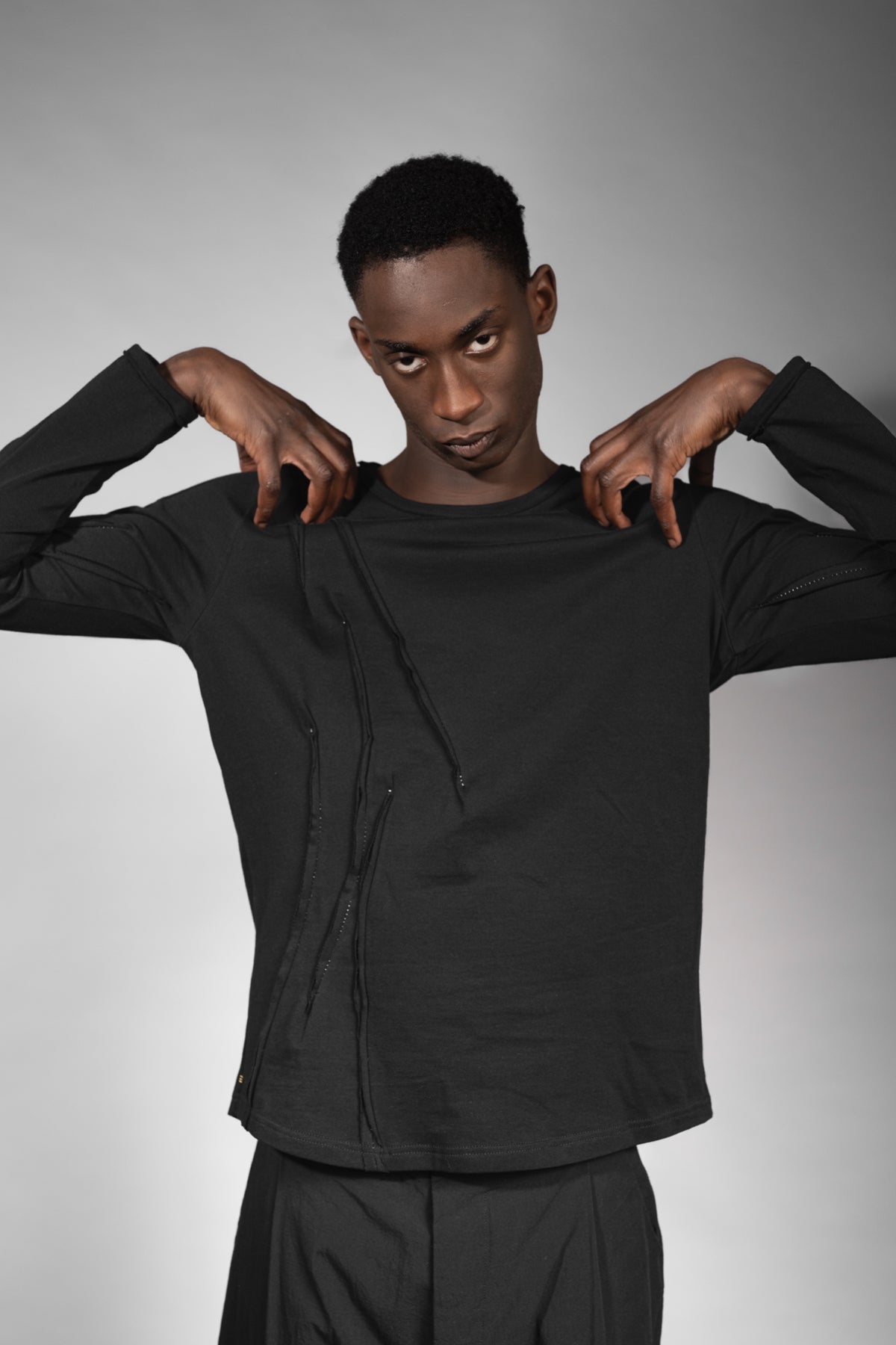 eigensinnig wien | Snark | Schwarzer Distressed-Pullover aus hochwertiger Feinstrick-Baumwolle aus Japan