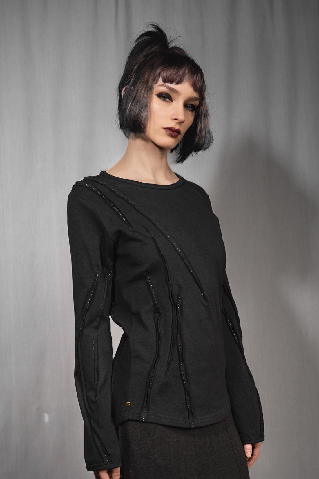 eigensinnig wien | Snark | Schwarzer Distressed-Pullover aus hochwertiger Feinstrick-Baumwolle aus Japan