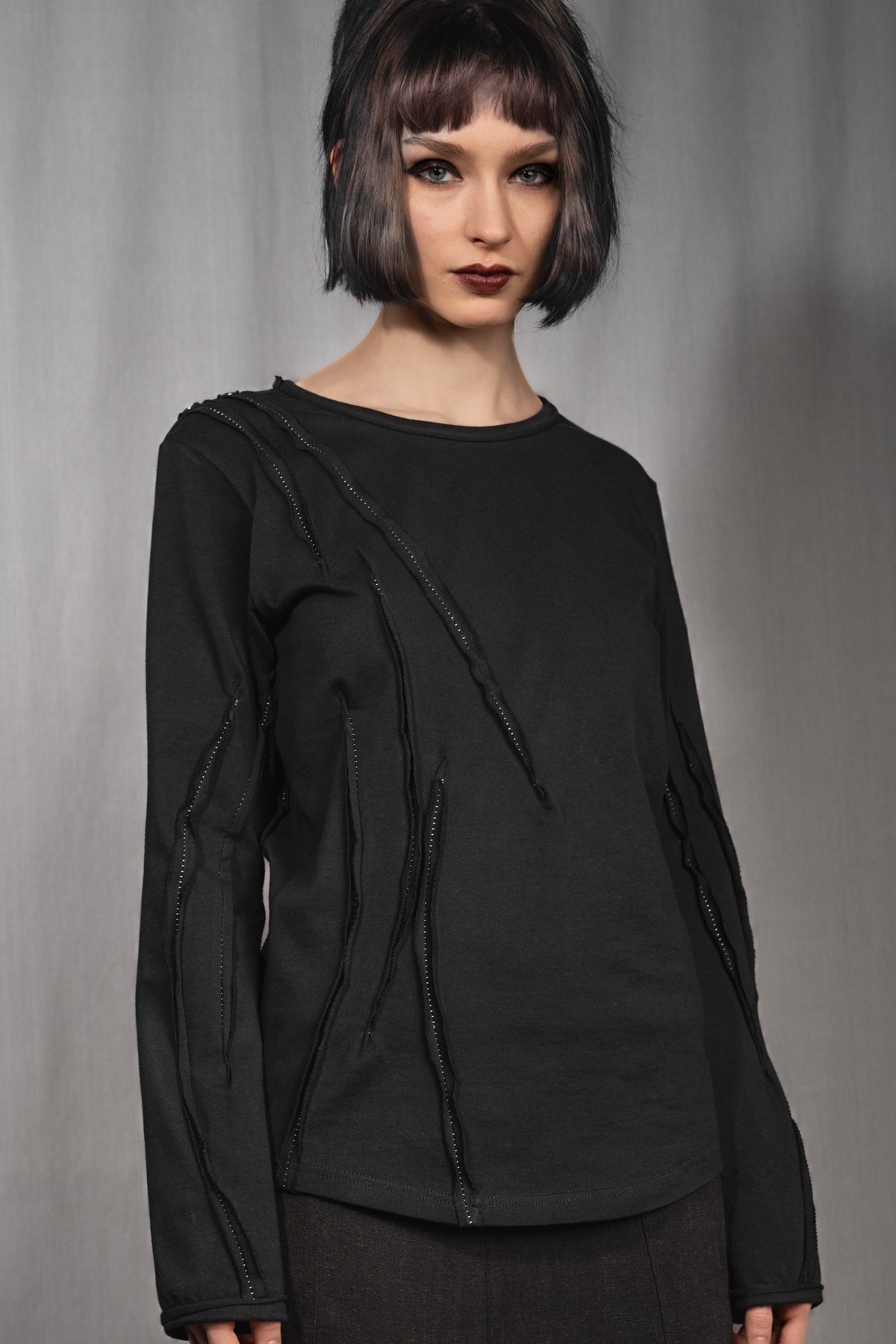 eigensinnig wien | Snark | Schwarzer Distressed-Pullover aus hochwertiger Feinstrick-Baumwolle aus Japan