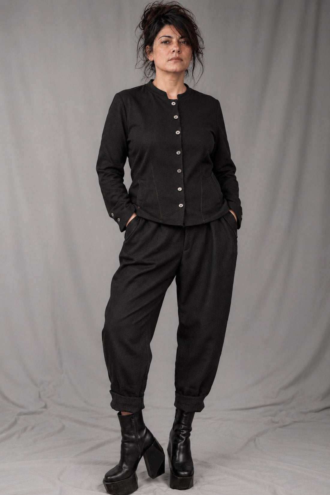 eigensinnig wien | SonEgo | Sartorialer Damen-Hosenanzug aus italienischer Luxuswolle mit Bundfaltenhose