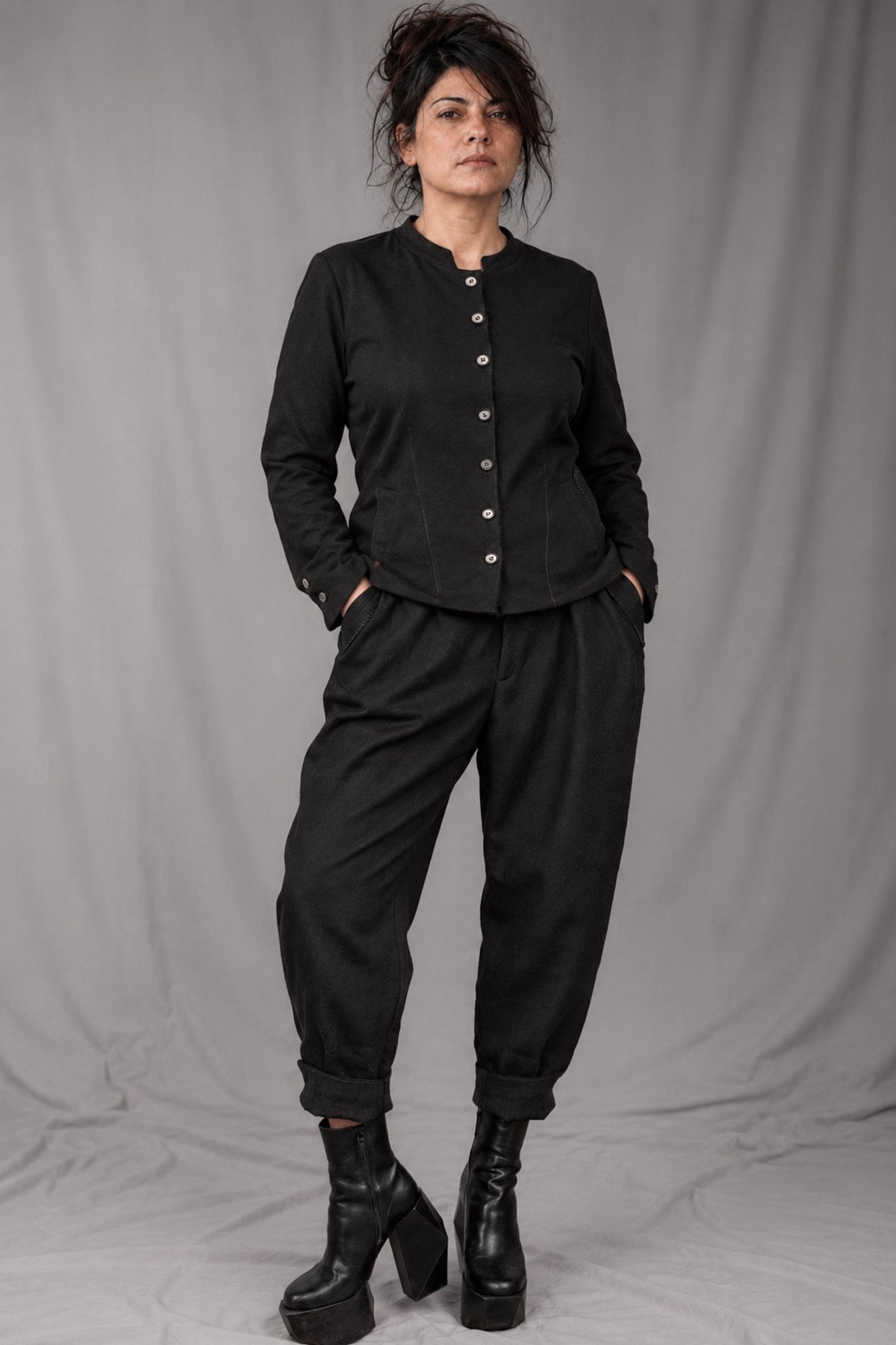 eigensinnig wien | SonEgo | Sartorialer Damen-Hosenanzug aus italienischer Luxuswolle mit Bundfaltenhose