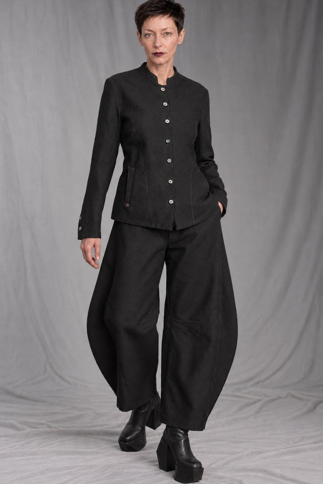 eigensinnig wien | SonNin | Designer-Damenanzug mit Barrel-Leg-Hose aus Luxuswolle