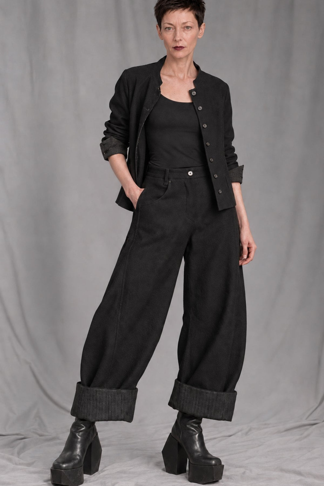 eigensinnig wien | SonNin | Designer-Damenanzug mit Barrel-Leg-Hose aus Luxuswolle