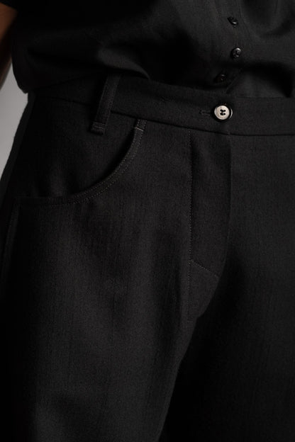 eigensinnig wien | SonNin | Designer-Damenanzug mit Barrel-Leg-Hose aus Luxuswolle