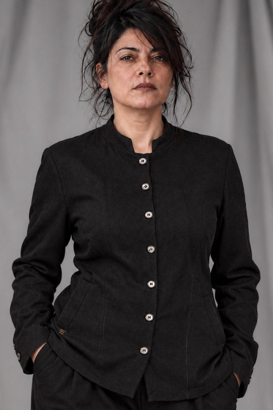 eigensinnig wien | Sontag | Unkonventionelle schwarze Designer-Damenjacke mit Stehkragen aus italienischer Wolle