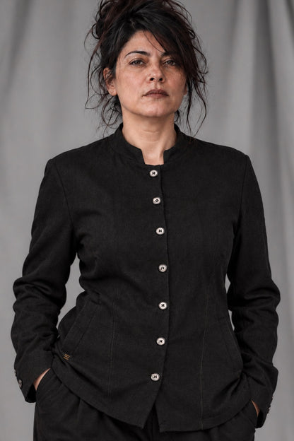 eigensinnig wien | Sontag | Unkonventionelle schwarze Designer-Damenjacke mit Stehkragen aus italienischer Wolle
