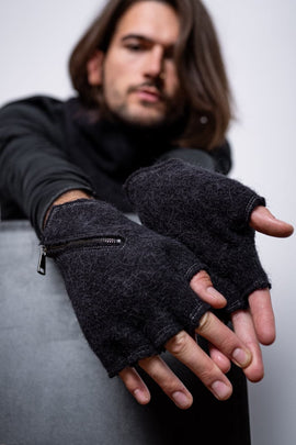 eigensinnig wien | Spencer | Unkonventionelle Handschuhe aus Alpaka mit Zip in schwarz