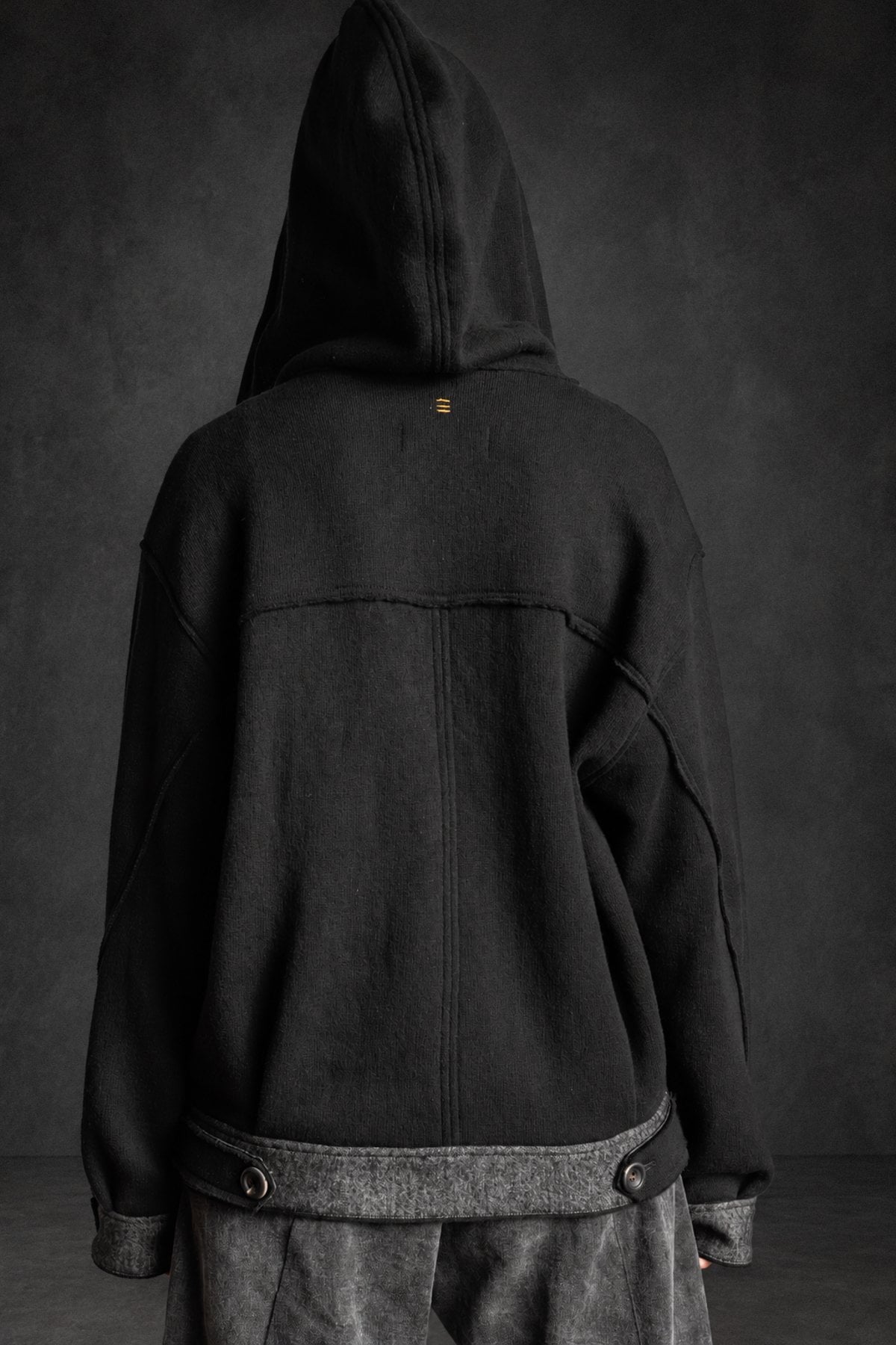eigensinnig wien | Spitzbub | Außergewöhnliche Oversize-Bomberjacke aus italienischer Wolle mit asymmetrischem Zip