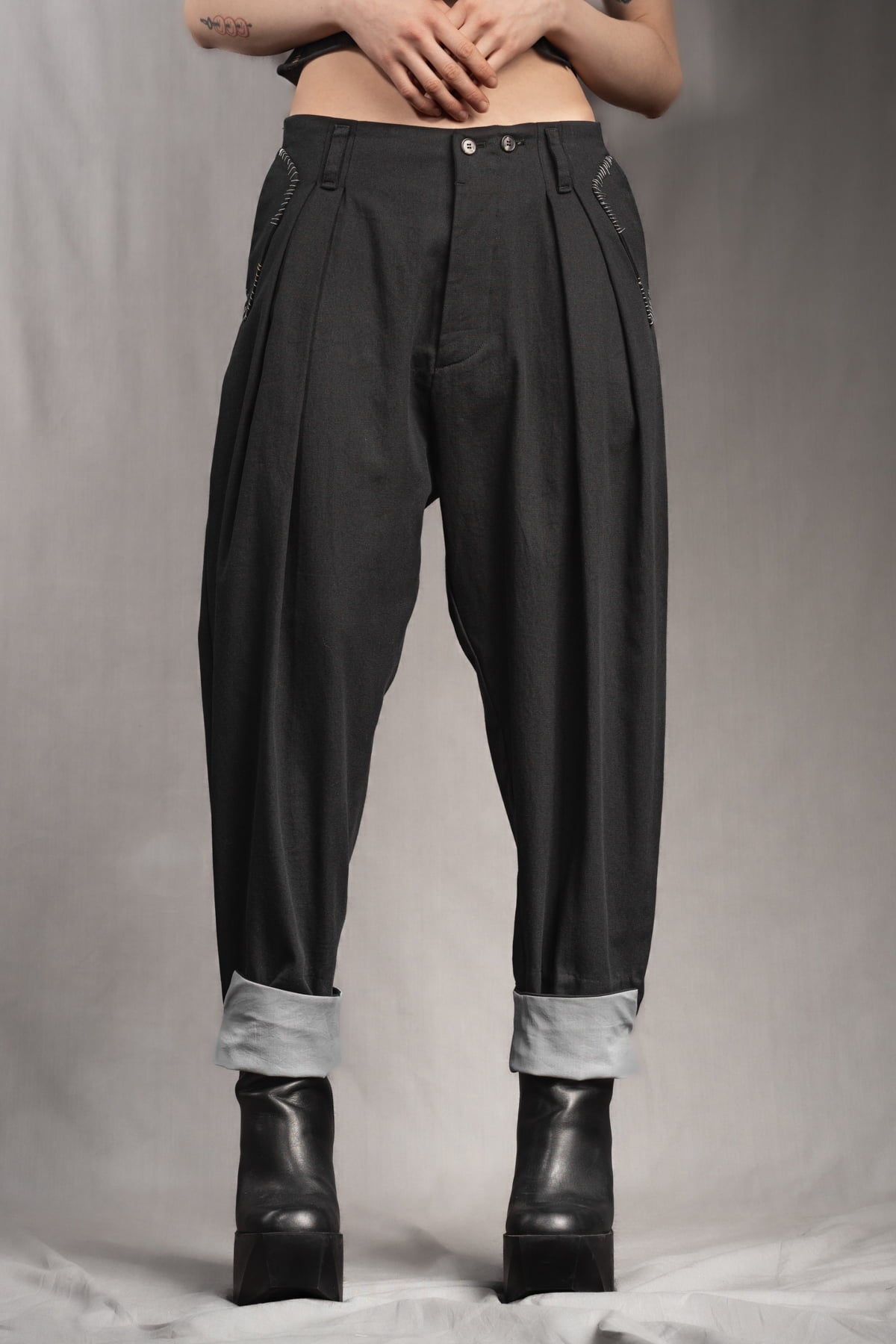 eigensinnig wien | SteEgo | Avantgarde Hosenanzug mit asymmetrischem Blazer und weiter Bundfaltenhose