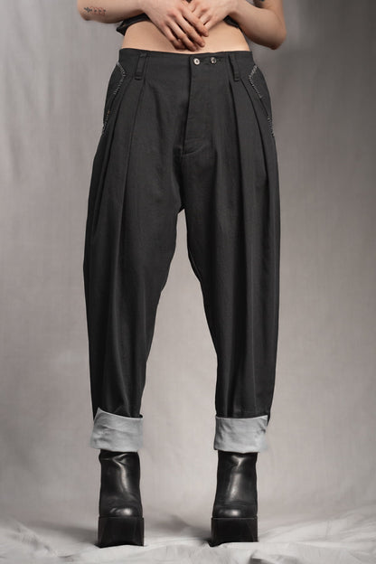 eigensinnig wien | SteEgo | Avantgarde Hosenanzug mit asymmetrischem Blazer und weiter Bundfaltenhose