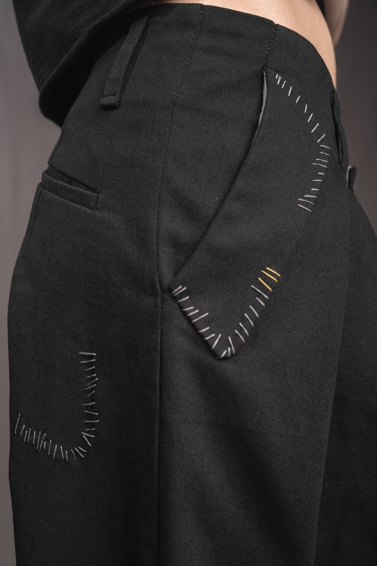 eigensinnig wien | SteEgo | Avantgarde Hosenanzug mit asymmetrischem Blazer und weiter Bundfaltenhose